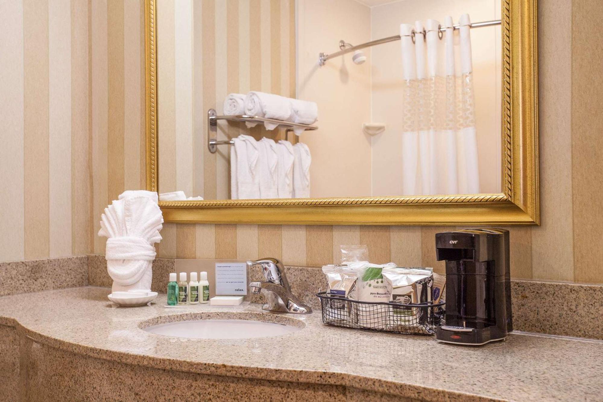 Hampton Inn & Suites Addison Ngoại thất bức ảnh